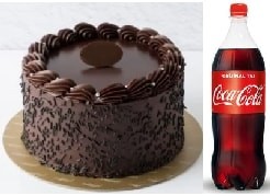 4 kişilik Klasik çikolatalı yaş pasta 1 lt cola Sürpriz pasta gönderimi